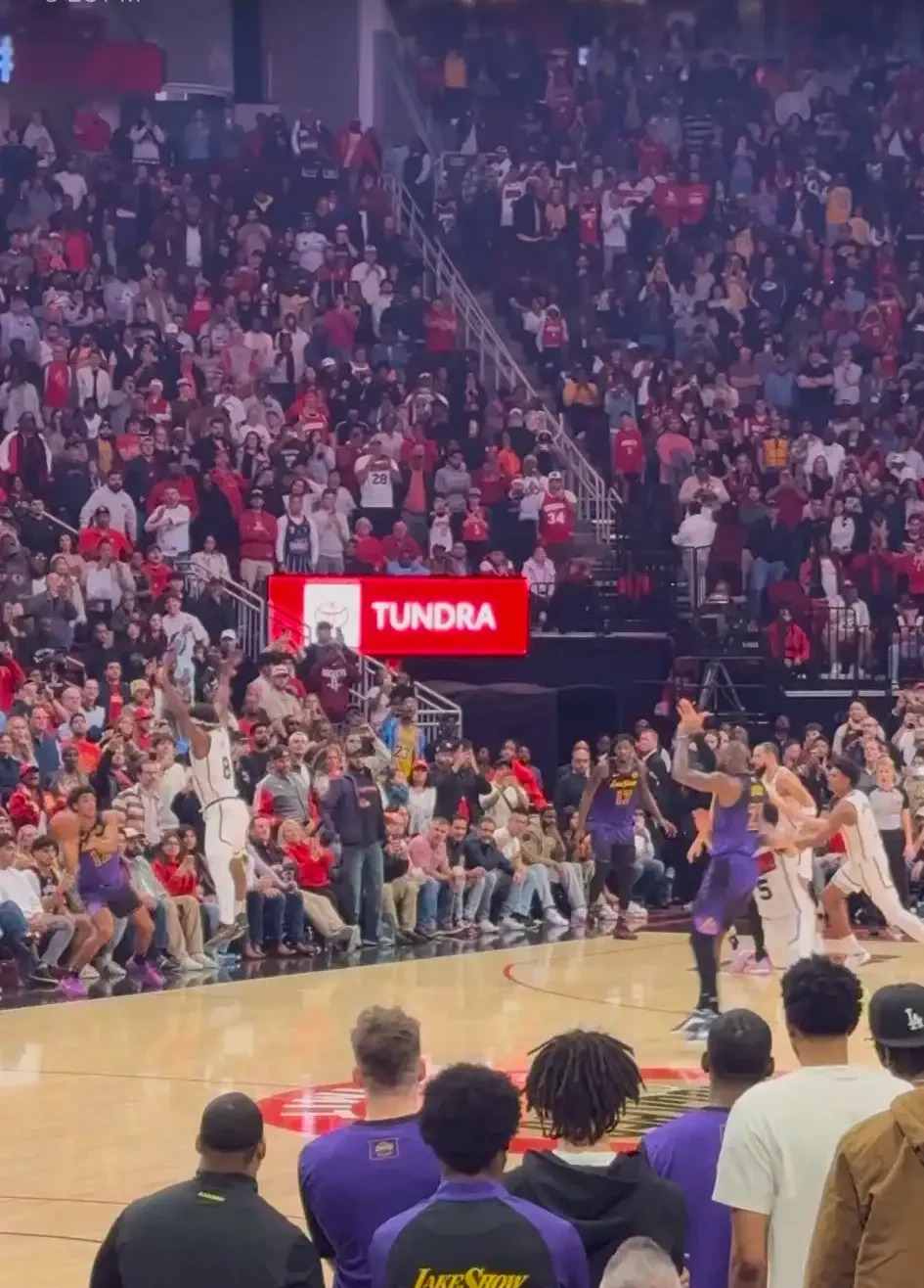 爱游戏-包含詹姆斯焦点对战，Ming与60激战塞尔维亚队分钟，夺冠胜负难料！赛场气氛高涨的词条