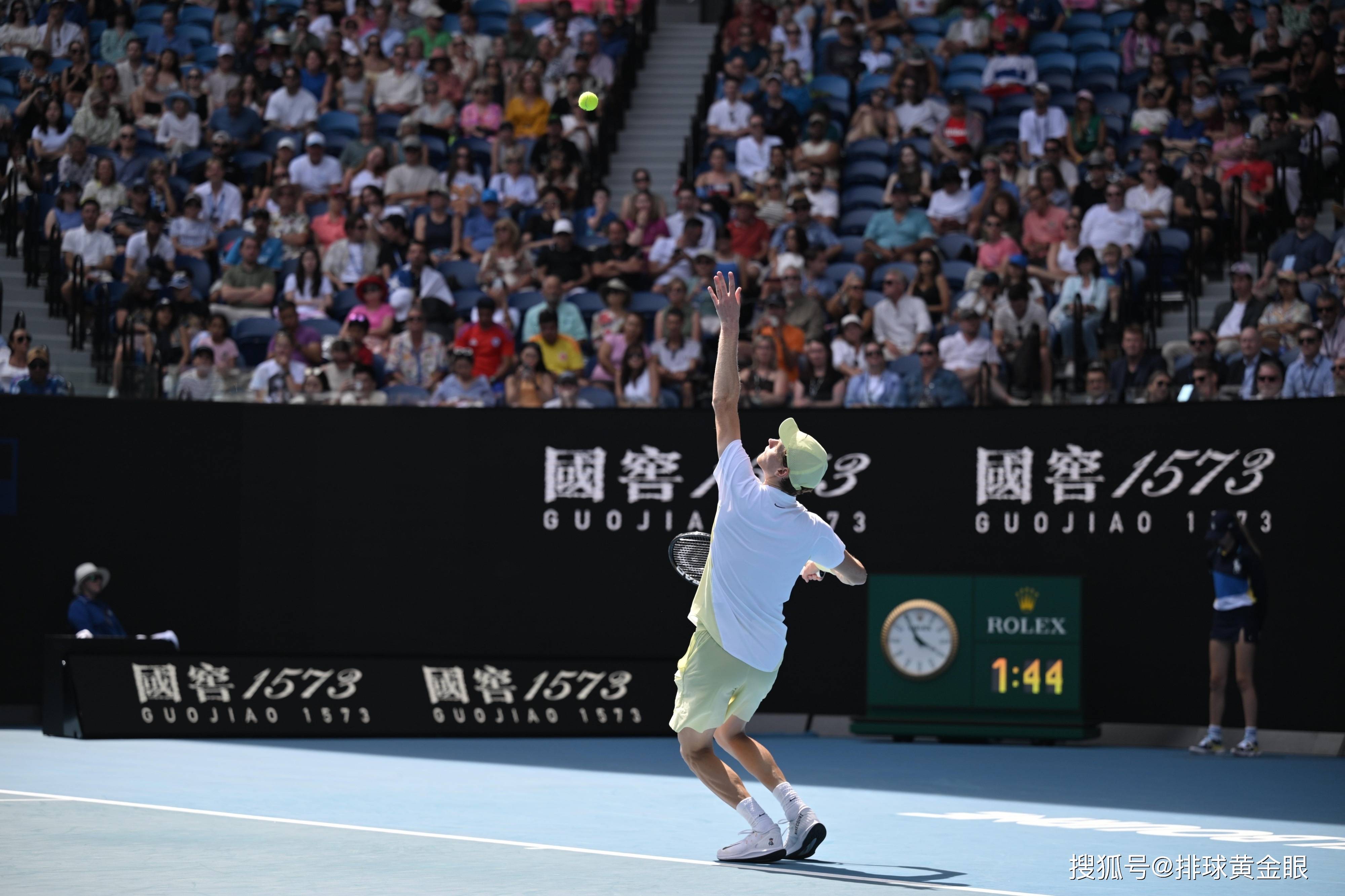 爱游戏体育-帕纳辛奈科斯训练开放日，最后时刻主帅复盘引观众欢呼，中超在即，身体对抗强度拉满的简单介绍